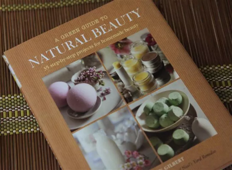 A green guide to natural beauty. 35 step-by-step projects for homemade beauty