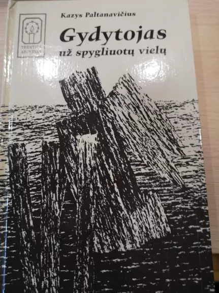 Gydytojas už spygliuotų vielų