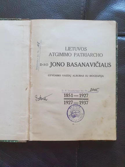 Lietuvos atgimimo patriarcho dr. Jono Basanavičiaus gyvenimo vaizdų albumas su biografija.
