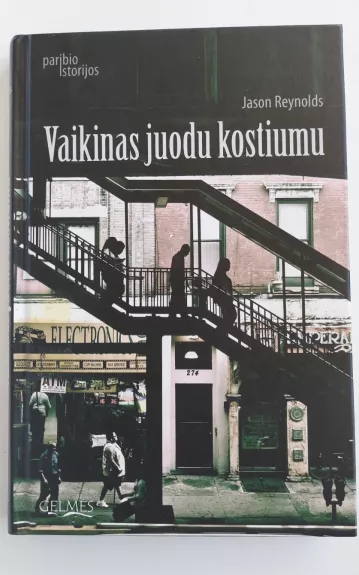 Vaikinas juodu kostiumu