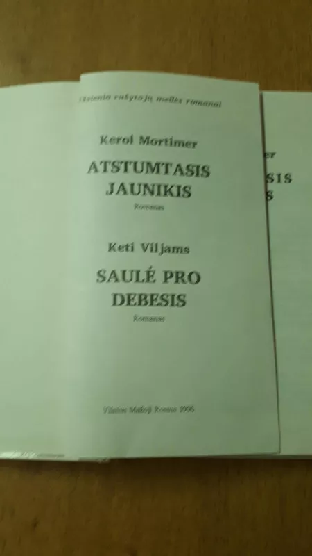 Atstumtasis jaunikis. Saulė pro debesis - Carole Mortimer, knyga