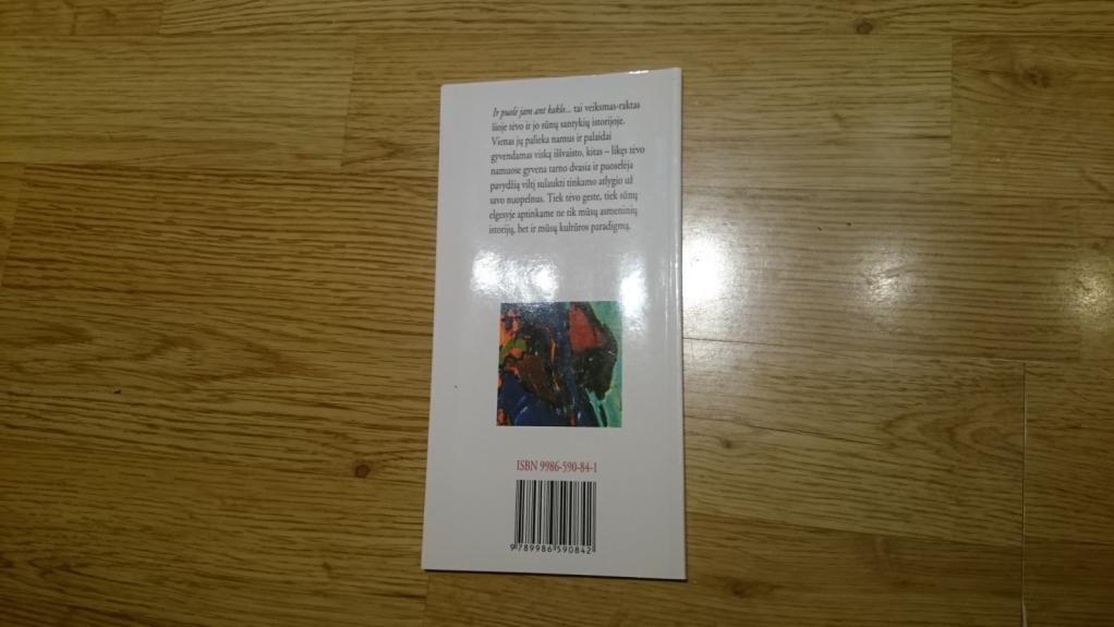 Ir puolė jam ant kaklo