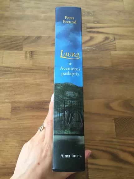 Laura ir Aventeros paslaptis - Peter Freund, knyga 1