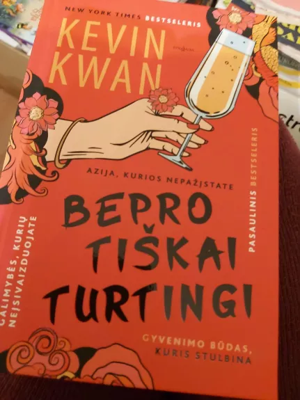Beprotiskai turtimgi - Kevin Kwan, knyga