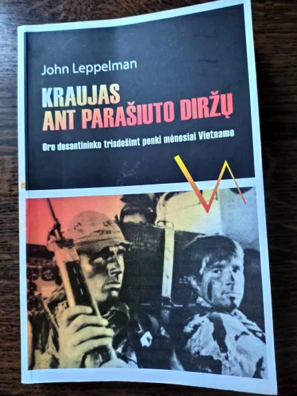 Kraujas ant parašiuto diržų  (oro desantininko trisdešimt penki mėnesiai Vietname) - John Leppelman, knyga