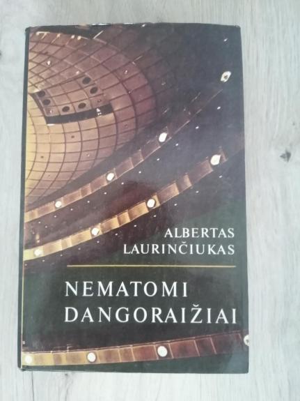 Nematomi dangoraižiai