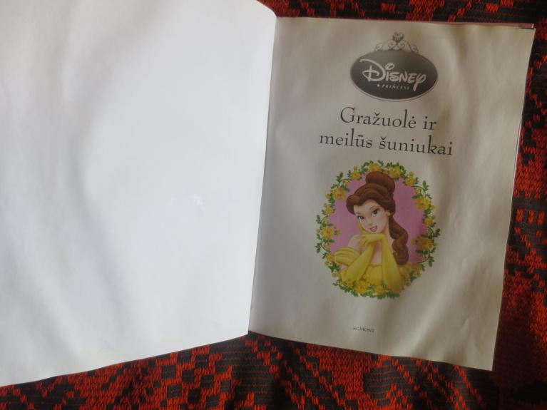 Gražuolė ir meilūs šuniukai