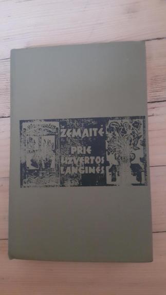 Prie užvertos langinės