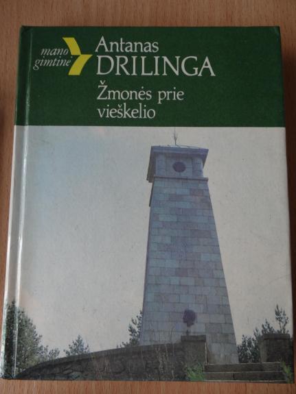 Žmonės prie vieškelio