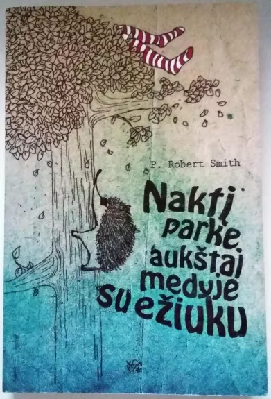 Naktį parke aukštai medyje su ežiuku