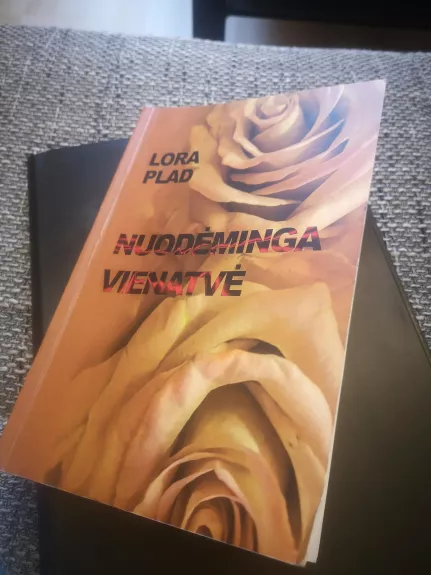 NUODĖMINGA VIENATVĖ - Lora Plad, knyga