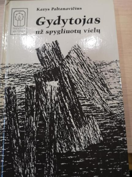 Gydytojas už spygliuotų vielų