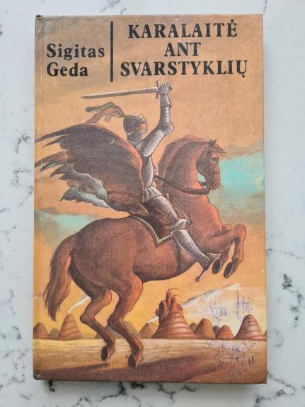 Karalaitė ant svarstyklių