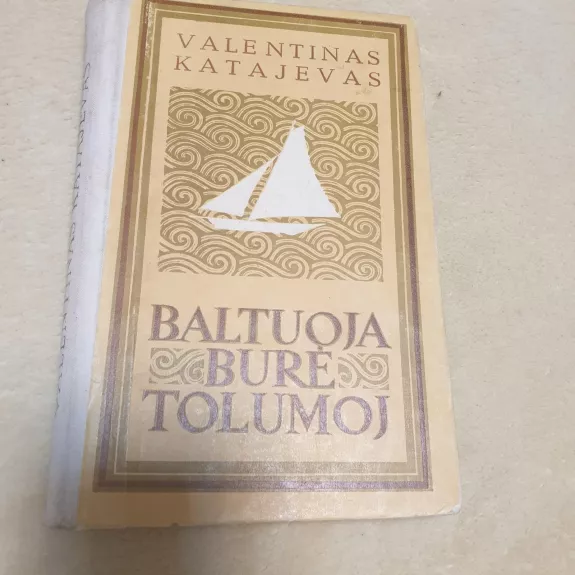 Baltuoja burė tolumoj