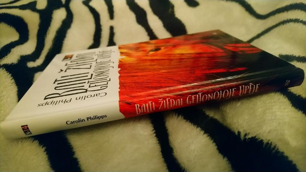 Balti žiedai geltonojoje upėje