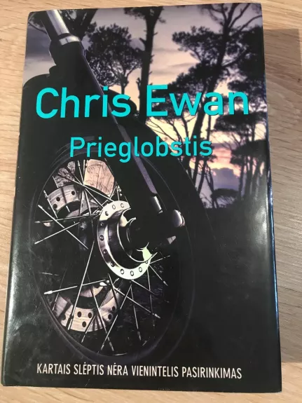 Prieglobstis - Chris Ewan, knyga 1