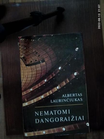 Nematomi dangoraižiai