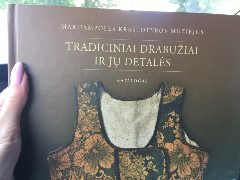 Tradiciniai drabužiai ir jų detalės: katalogas