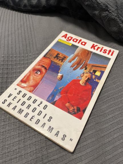 Sudužo veidrodis skambėdamas