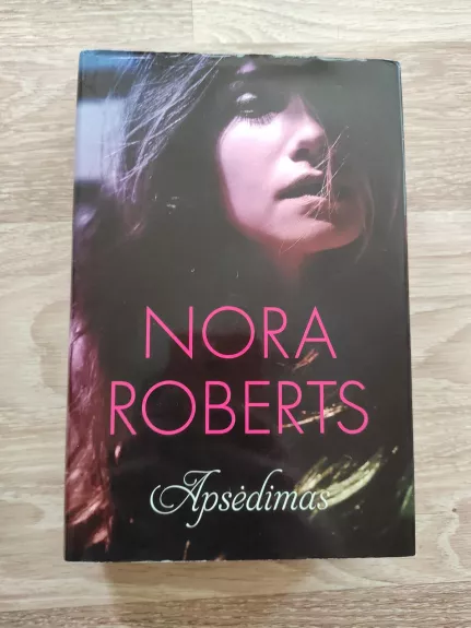Apsėdimas - Nora Roberts, knyga