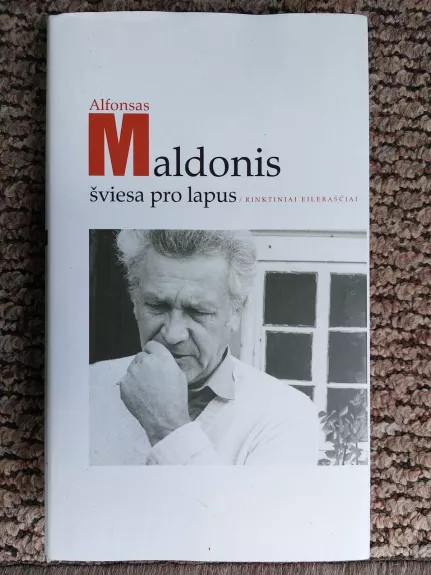 Šviesa pro lapus: rinktiniai eilėraščiai - Alfonsas Maldonis, knyga