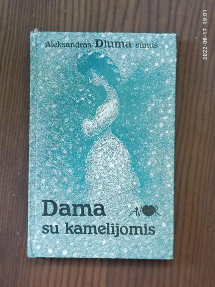 Dama su kamelijomis
