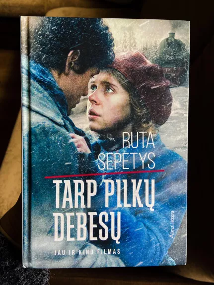 Tarp pilkų debesų