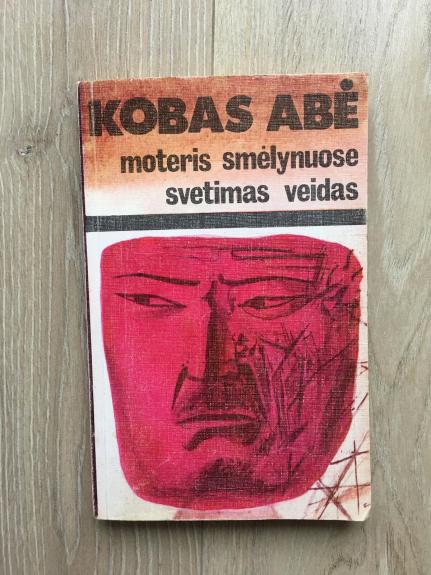 Moteris smėlynuose. Svetimas veidas