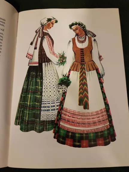 Lietuvių tautiniai drabužiai
