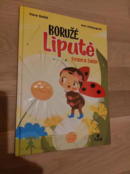 Boružė Liputė šypsosi ir žaidžia