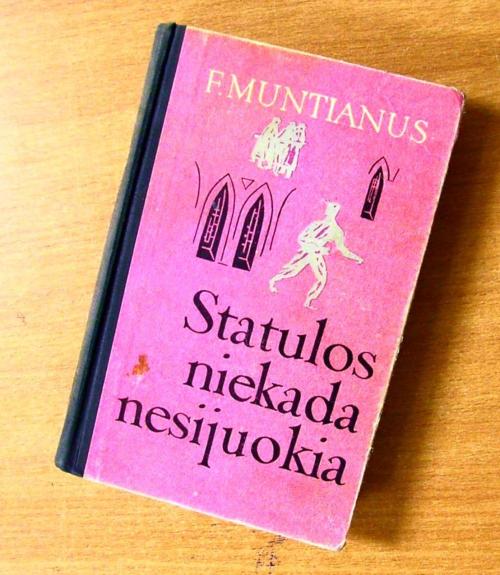 Statulos niekada nesijuokia
