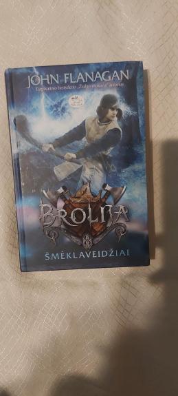 brolija. šmėklaveidžiai