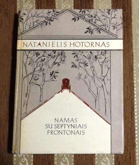 Namas su septyniais frontonais