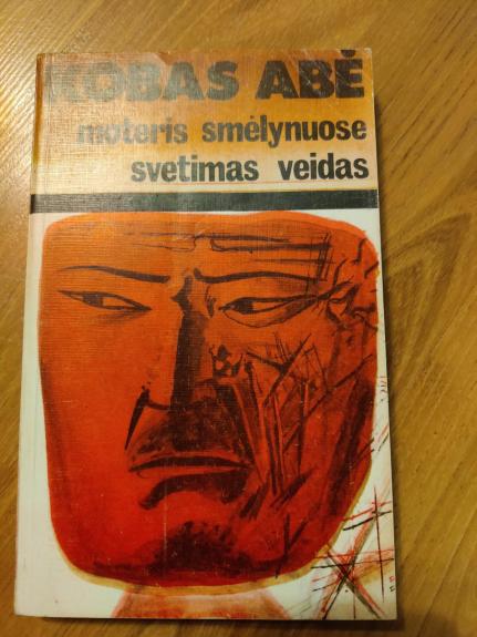 Moteris smėlynuose, svetimas veidas