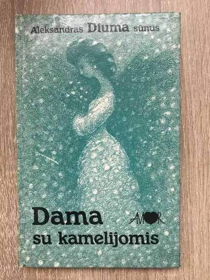 Dama su kamelijomis