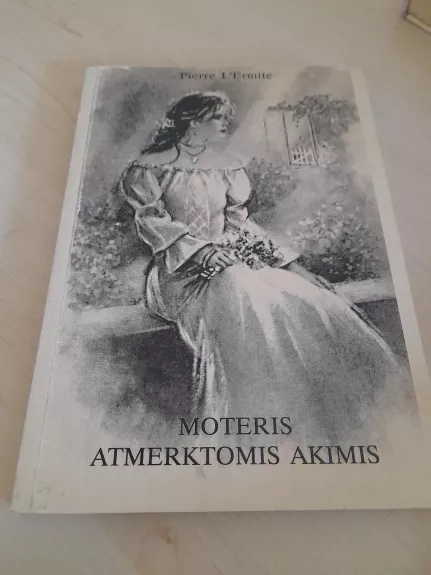 Moteris atmerktomis akimis