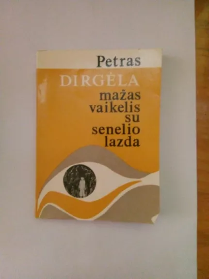 Mažas vaikelis su senelio lazda