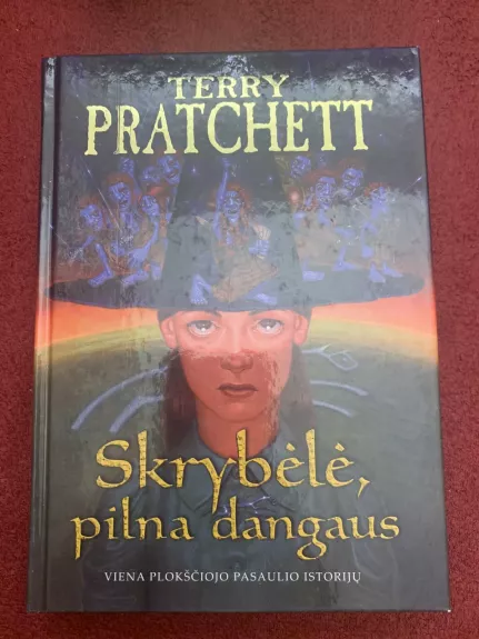Skrybėlė Pilna Dangaus - Terry Pratchett, knyga