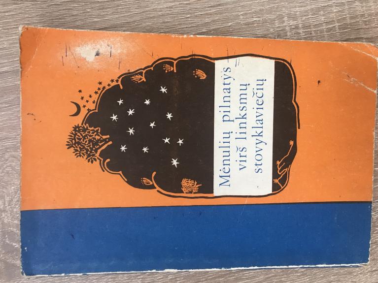 Mėnulių pilnatys virš linksmų stovyklaviečių