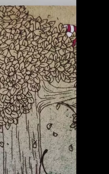 Naktį parke aukštai medyje su ežiuku