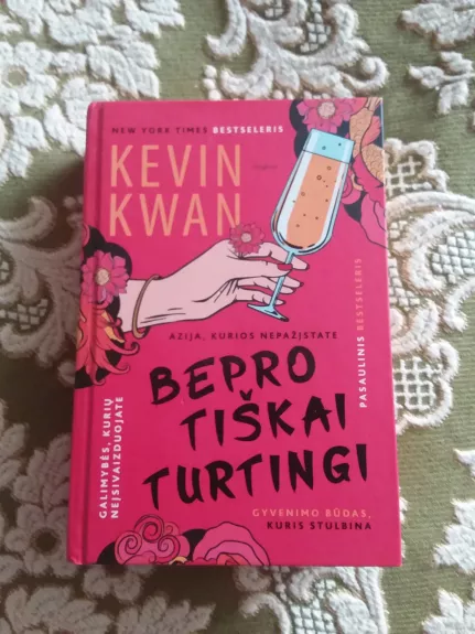 Beprotiškai turtingi - Kevin Kwan, knyga 1