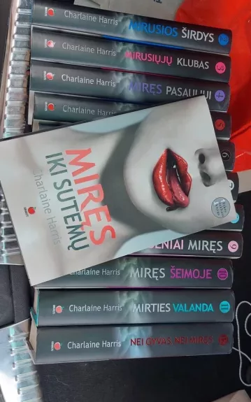 Miręs iki sutemų, Mirusios širdys, Murusiųjų klubas, Miręs pasauliui,  Mirtis už durų, Neabejotinai miręs,  Gyvi ir mirę,  Blogiau nei mirtis,  Seniai miręs, Miręs šeimoje,  Mirties valanda, Nei gyvas, nei miręs - Charlaine Harris, knyga