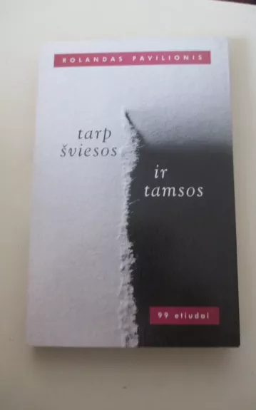 Tarp šviesos ir tamsos. 99 etiudai - Rolandas Pavilionis, knyga 1