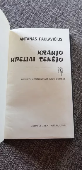 Kraujo upeliai tekėjo