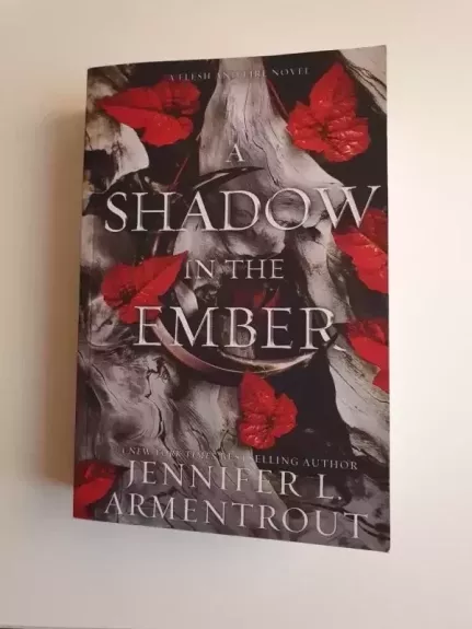 A Shadow in the Ember - Jennifer L. Armentrout, knyga