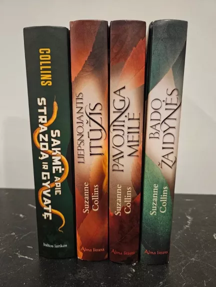 KOMPLEKTAS. Suzanne COLLINS. Bado žaidynės + Pavojinga meilė + Liepsnojantis įtūžis + Sakmė apie strazdą ir gyvatę - Suzanne Collins, knyga 1