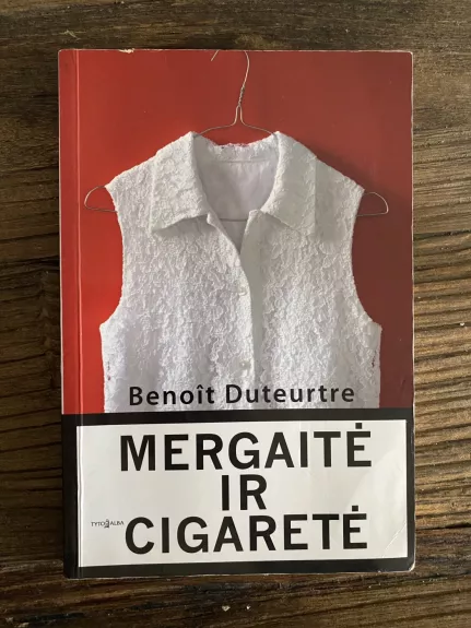 Mergaitė ir cigaretė
