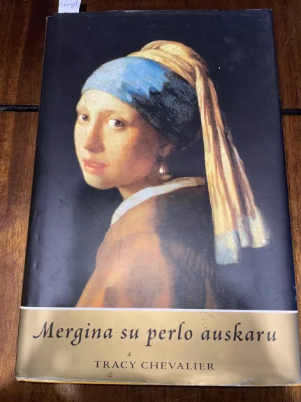 Mergina su perlo auskaru