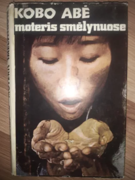 Moteris smėlynuose