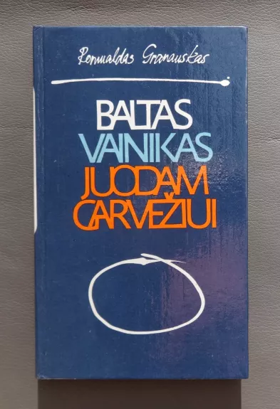 Baltas vainikas juodam garvežiui